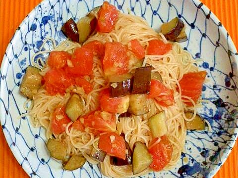 トマトとナスの炒め素麺♪